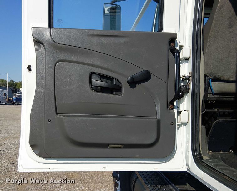 image for item NU9727 2009 International 7500 Crew Cab crane truck