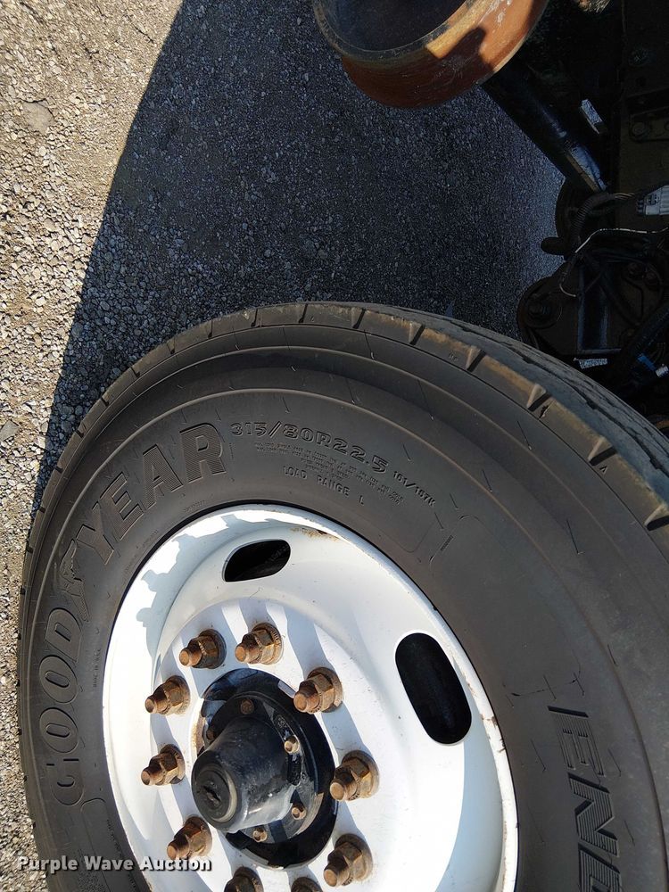 image for item NU9727 2009 International 7500 Crew Cab crane truck