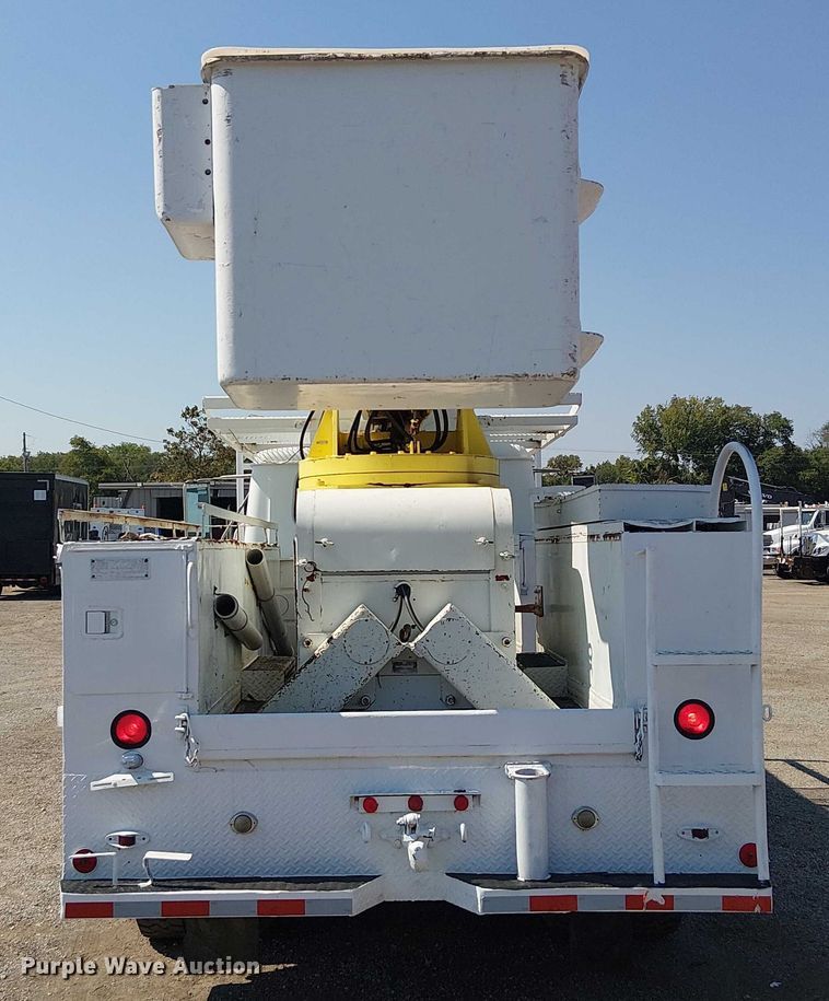 image for item NU9731 1993 International 4900 bucket truck