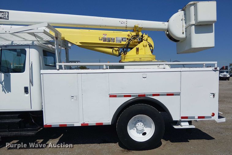 image for item NU9731 1993 International 4900 bucket truck