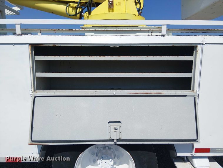 image for item NU9731 1993 International 4900 bucket truck