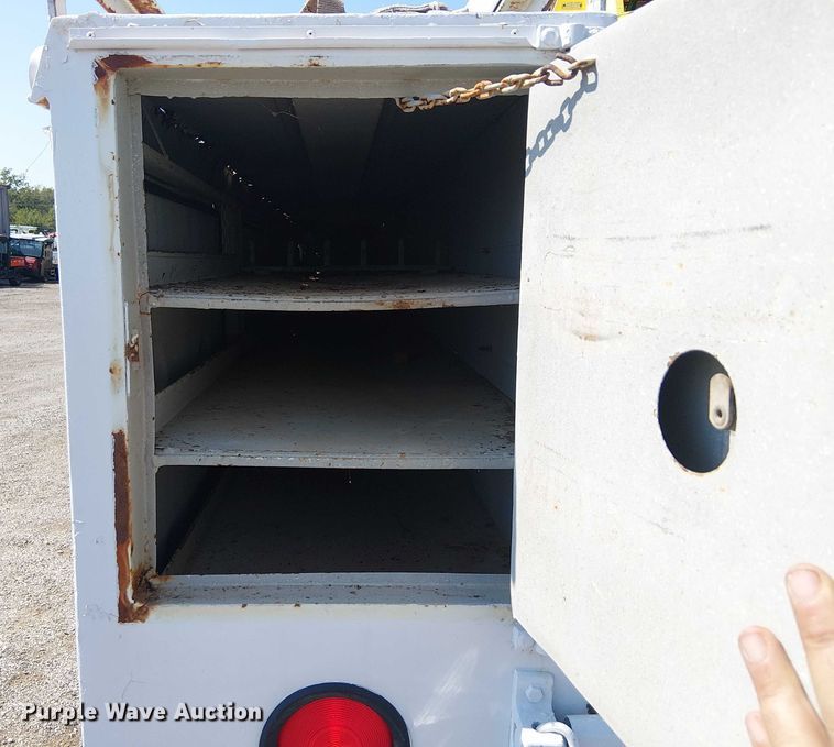 image for item NU9731 1993 International 4900 bucket truck