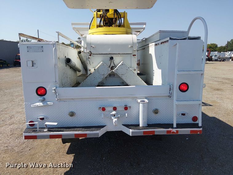 image for item NU9731 1993 International 4900 bucket truck