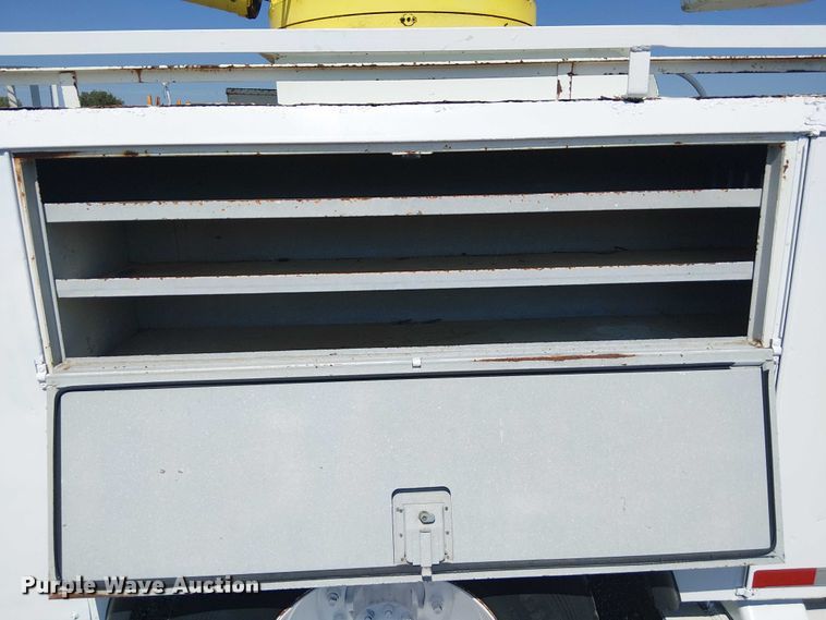 image for item NU9731 1993 International 4900 bucket truck