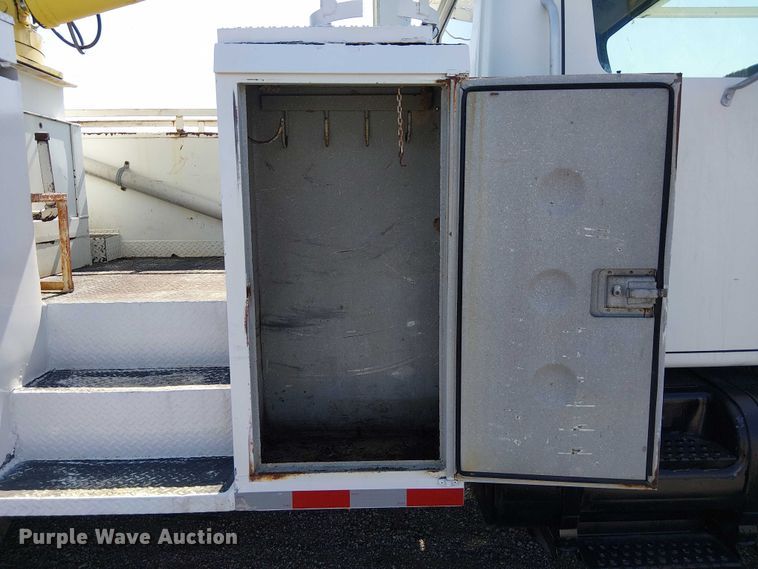 image for item NU9731 1993 International 4900 bucket truck