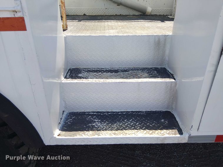 image for item NU9731 1993 International 4900 bucket truck