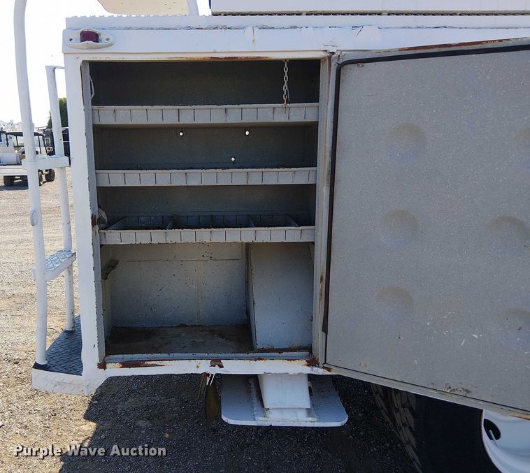 image for item NU9731 1993 International 4900 bucket truck