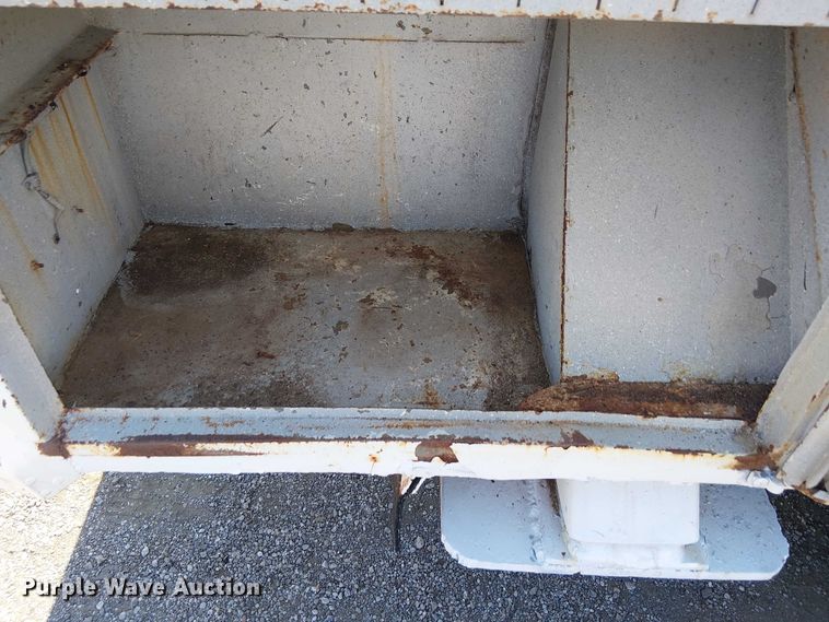 image for item NU9731 1993 International 4900 bucket truck