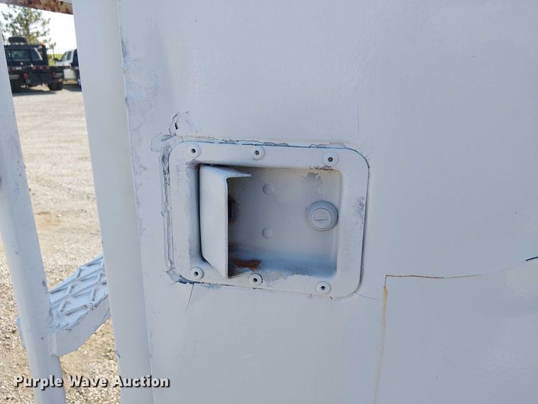 image for item NU9731 1993 International 4900 bucket truck