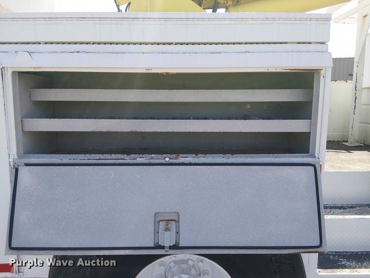 image for item NU9731 1993 International 4900 bucket truck