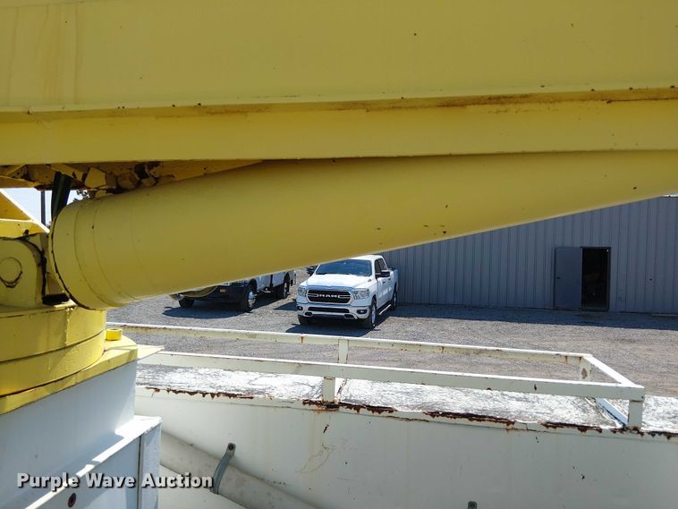 image for item NU9731 1993 International 4900 bucket truck