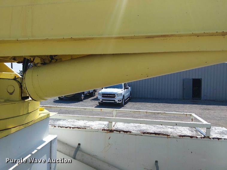 image for item NU9731 1993 International 4900 bucket truck