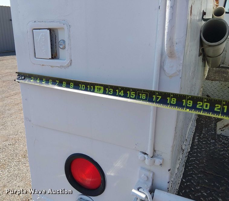 image for item NU9731 1993 International 4900 bucket truck