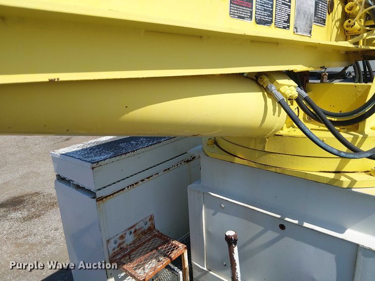 image for item NU9731 1993 International 4900 bucket truck