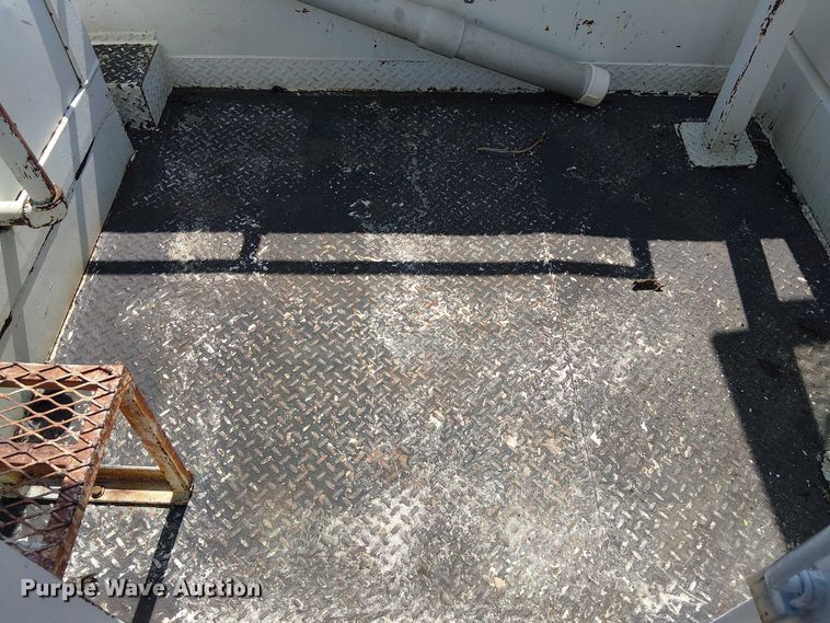 image for item NU9731 1993 International 4900 bucket truck