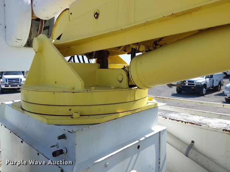 image for item NU9731 1993 International 4900 bucket truck