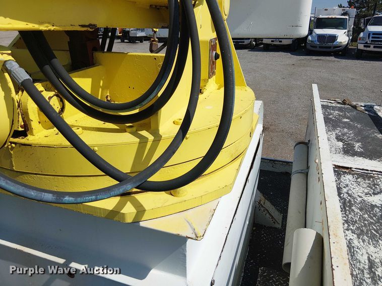 image for item NU9731 1993 International 4900 bucket truck