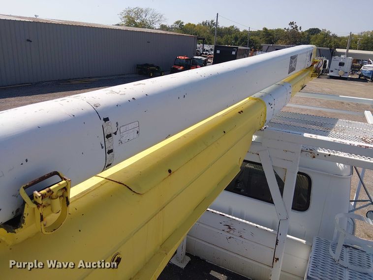 image for item NU9731 1993 International 4900 bucket truck