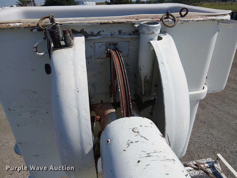 image for item NU9731 1993 International 4900 bucket truck