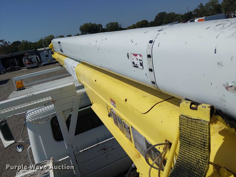 image for item NU9731 1993 International 4900 bucket truck