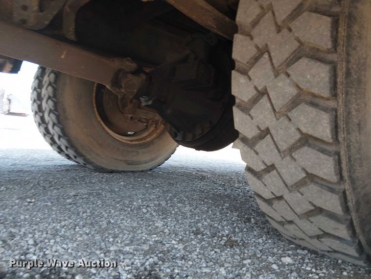 image for item NU9731 1993 International 4900 bucket truck