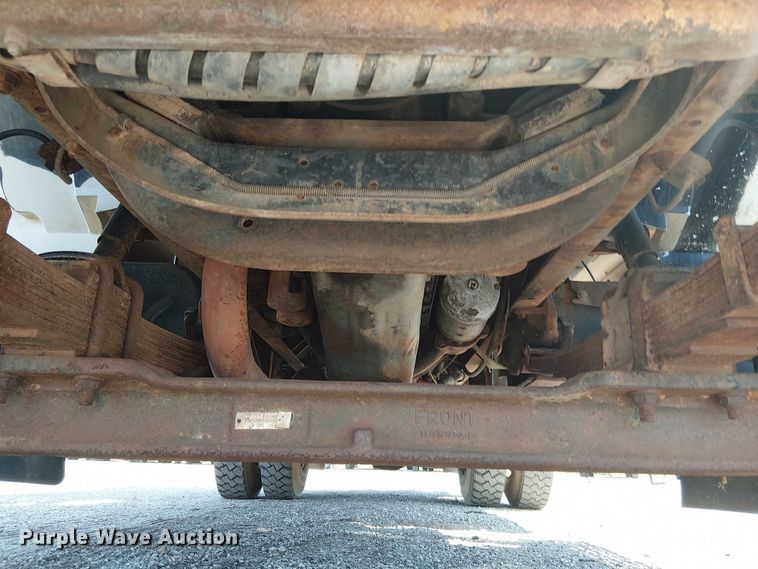 image for item NU9731 1993 International 4900 bucket truck