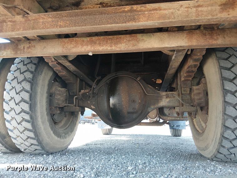 image for item NU9731 1993 International 4900 bucket truck