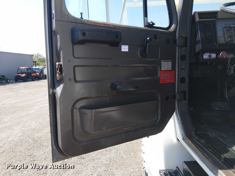 image for item NU9731 1993 International 4900 bucket truck