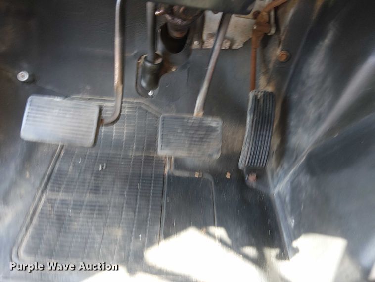 image for item NU9731 1993 International 4900 bucket truck