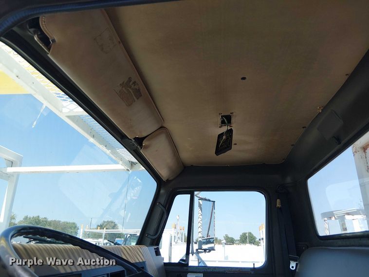 image for item NU9731 1993 International 4900 bucket truck