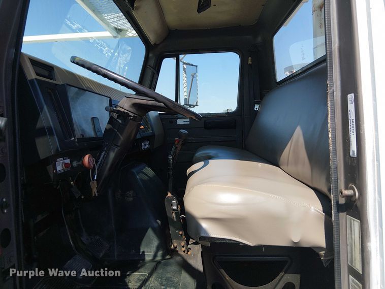 image for item NU9731 1993 International 4900 bucket truck