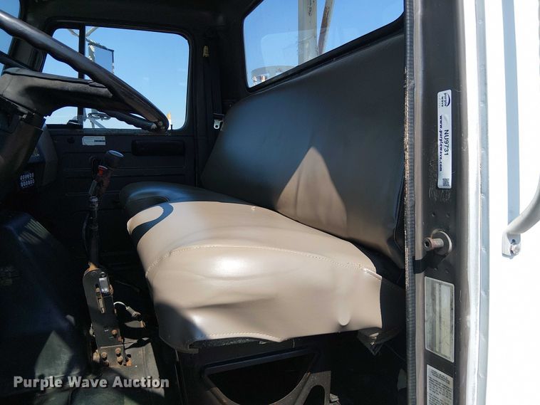 image for item NU9731 1993 International 4900 bucket truck