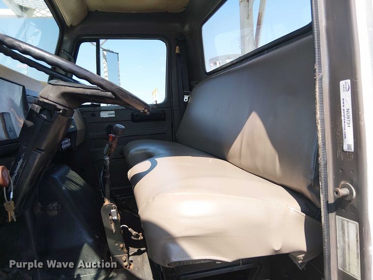 image for item NU9731 1993 International 4900 bucket truck