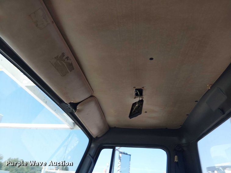 image for item NU9731 1993 International 4900 bucket truck