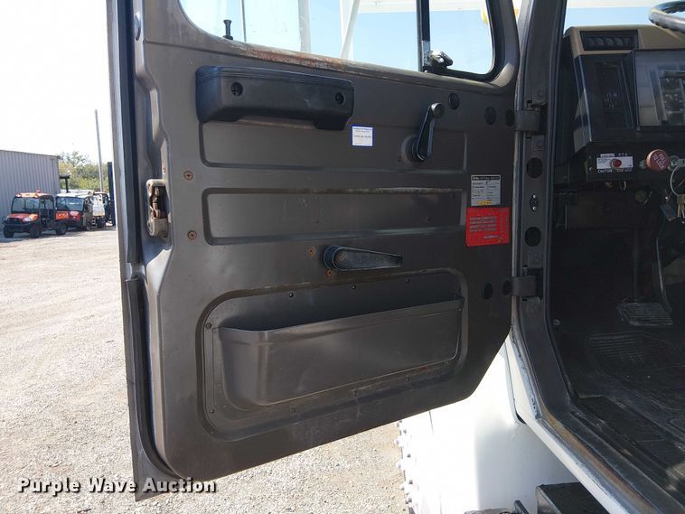 image for item NU9731 1993 International 4900 bucket truck