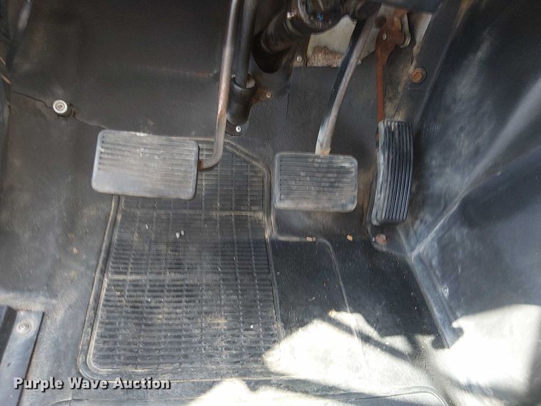 image for item NU9731 1993 International 4900 bucket truck