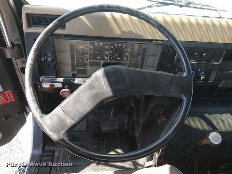 image for item NU9731 1993 International 4900 bucket truck