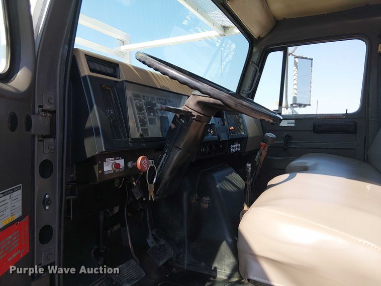 image for item NU9731 1993 International 4900 bucket truck