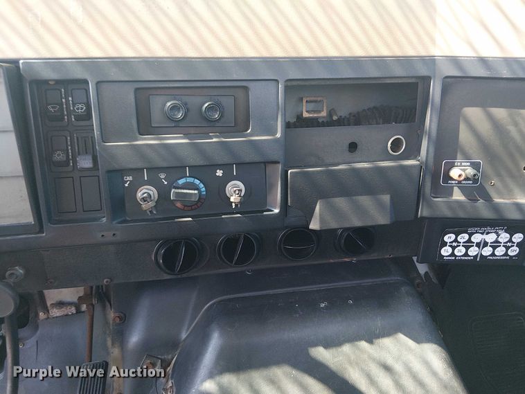 image for item NU9731 1993 International 4900 bucket truck