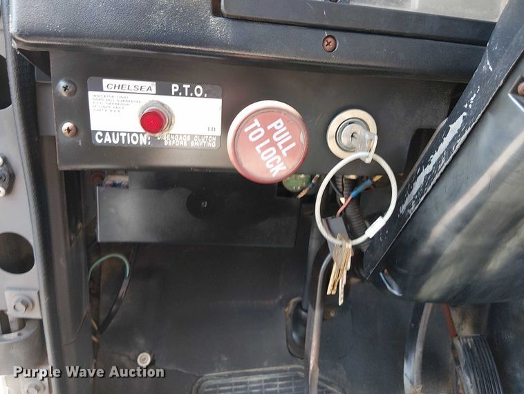 image for item NU9731 1993 International 4900 bucket truck