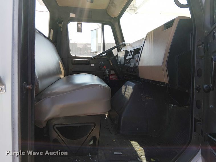 image for item NU9731 1993 International 4900 bucket truck