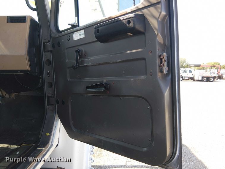 image for item NU9731 1993 International 4900 bucket truck