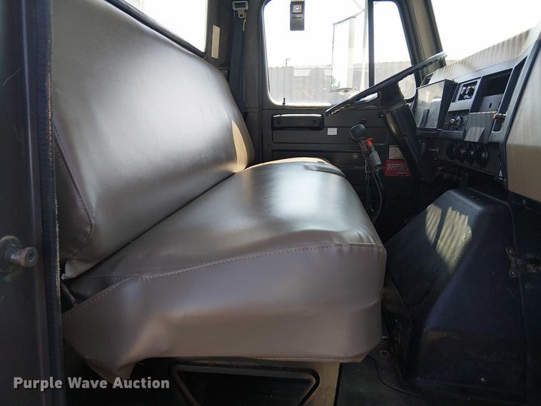 image for item NU9731 1993 International 4900 bucket truck