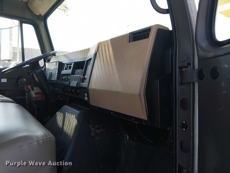 image for item NU9731 1993 International 4900 bucket truck