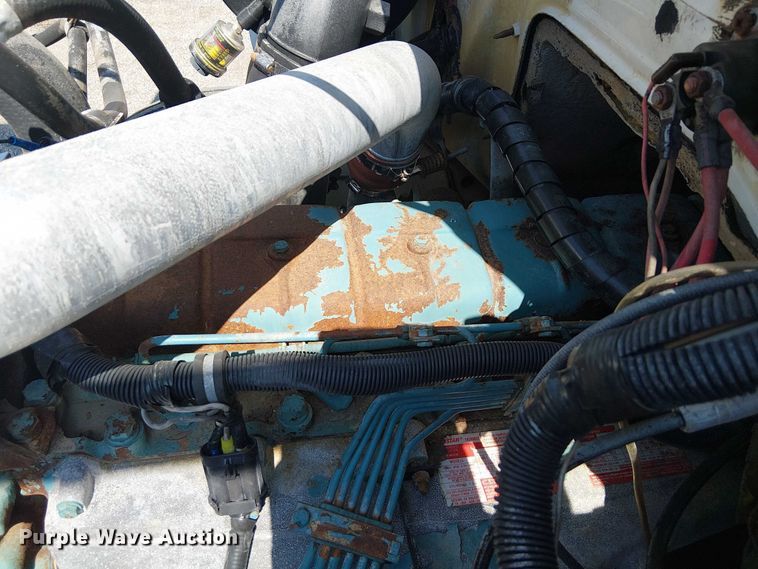 image for item NU9731 1993 International 4900 bucket truck