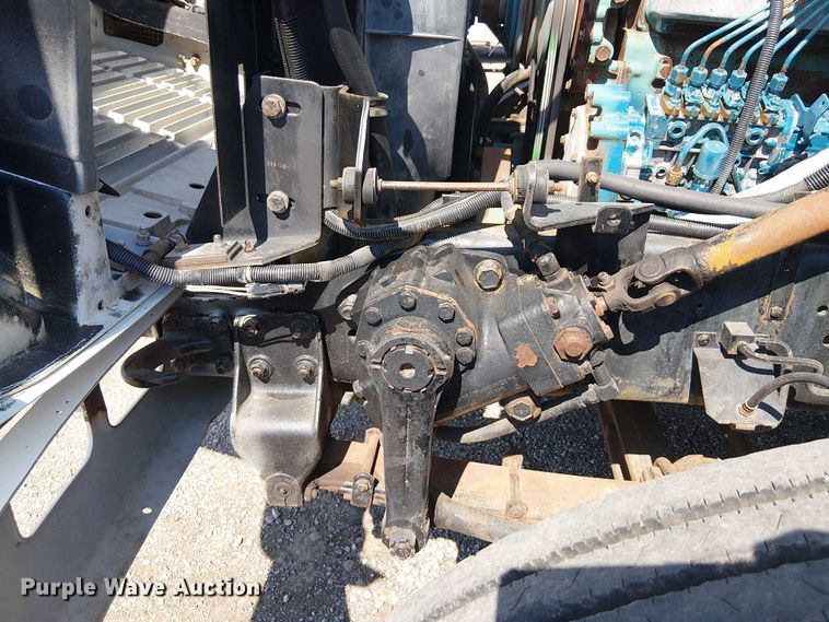 image for item NU9731 1993 International 4900 bucket truck