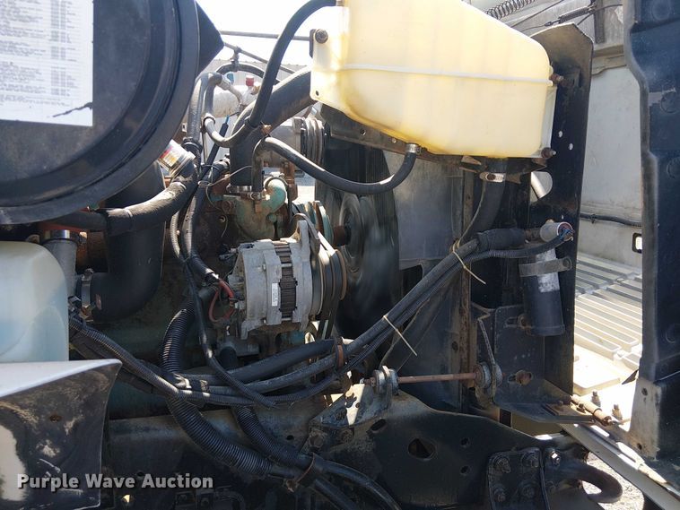 image for item NU9731 1993 International 4900 bucket truck