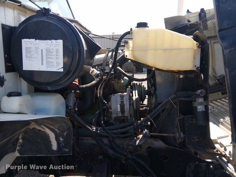 image for item NU9731 1993 International 4900 bucket truck