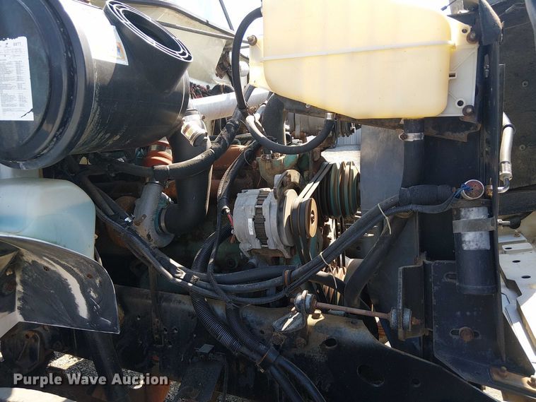 image for item NU9731 1993 International 4900 bucket truck