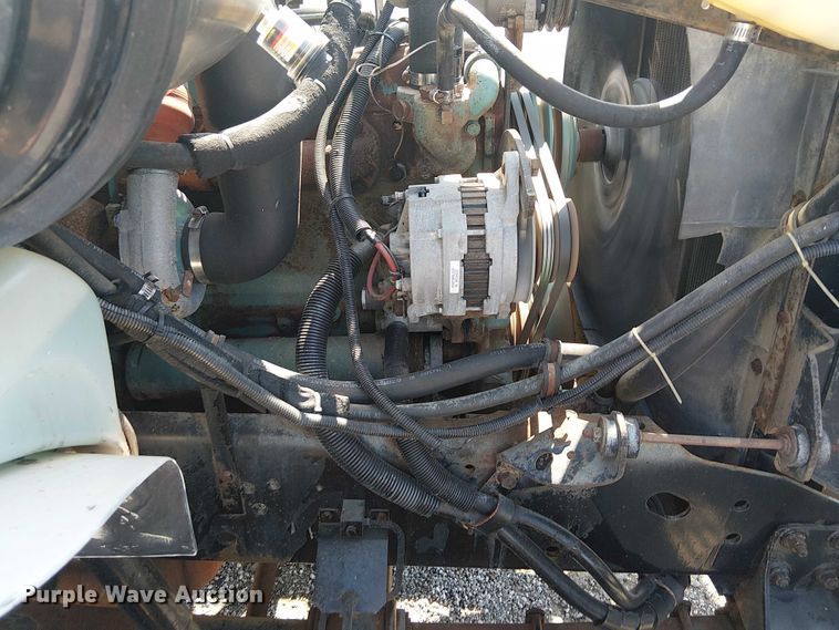 image for item NU9731 1993 International 4900 bucket truck